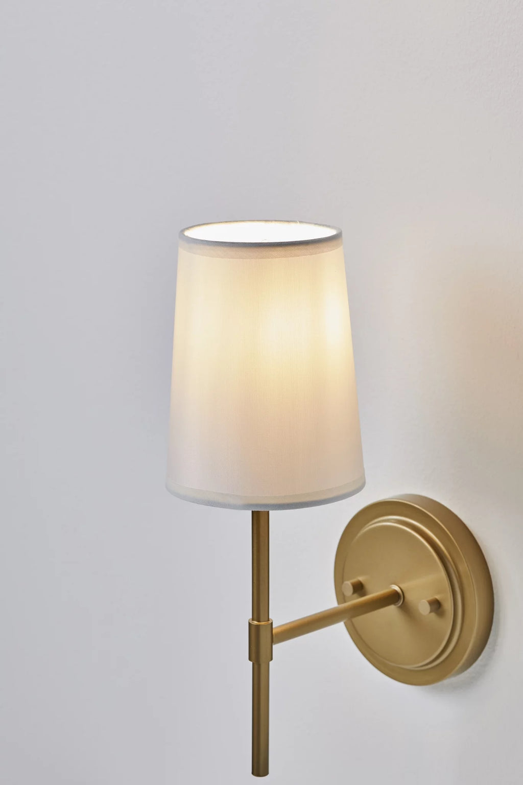1 Light Burnished Brass Wall Sconce with White Fabric Shade N789