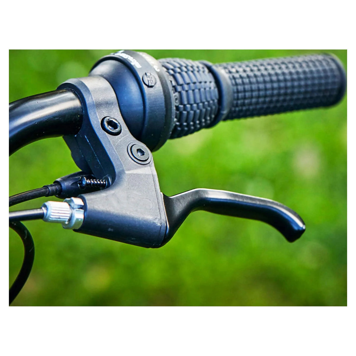 24 21-Speed Mountain Bike with Disc Brakes E7218
